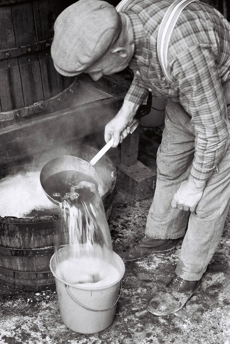 8. Het sap wordt overgeheveld naar een emmer om in de ketel te worden gestort.